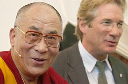 El Dalai Lama, junto a Richard Gere, momentos antes de pronunciar su discurso.