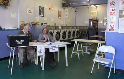 Interior de una lavandería donde se ha instalado una oficina de votación en Oxford (Reino Unido).