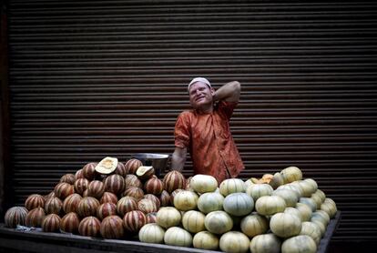 Puesto de melones en una calle del casco antiguo de Delhi, India.