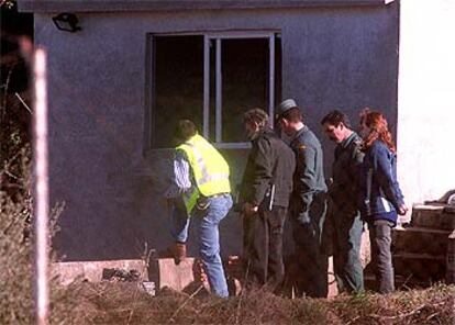 Agentes de la Guardia Civil inspeccionan la fosa séptica donde fue hallado el cuerpo de Dónovan Párraga.