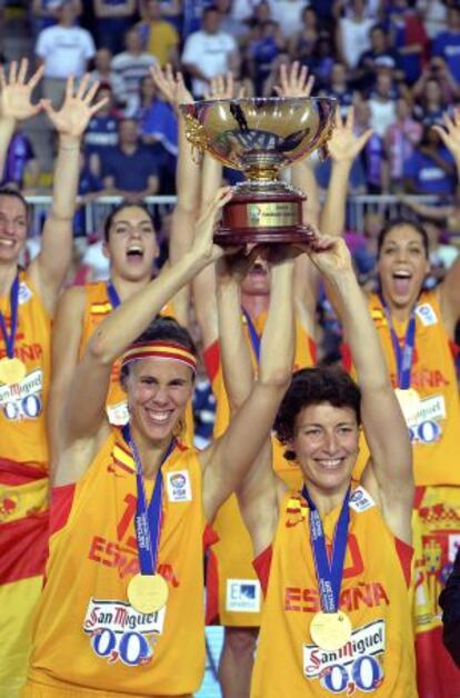 Amaya Valdemoro alza, junto a Elisa Aguilar, el trofeo de Campeonas de Europa logrado en Orchies (Francia) en 2013, el último partido de su carrera