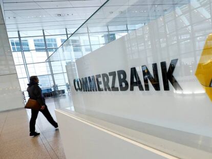 El logo de Commerzbank en su sede alemana de Fráncfort. 
 