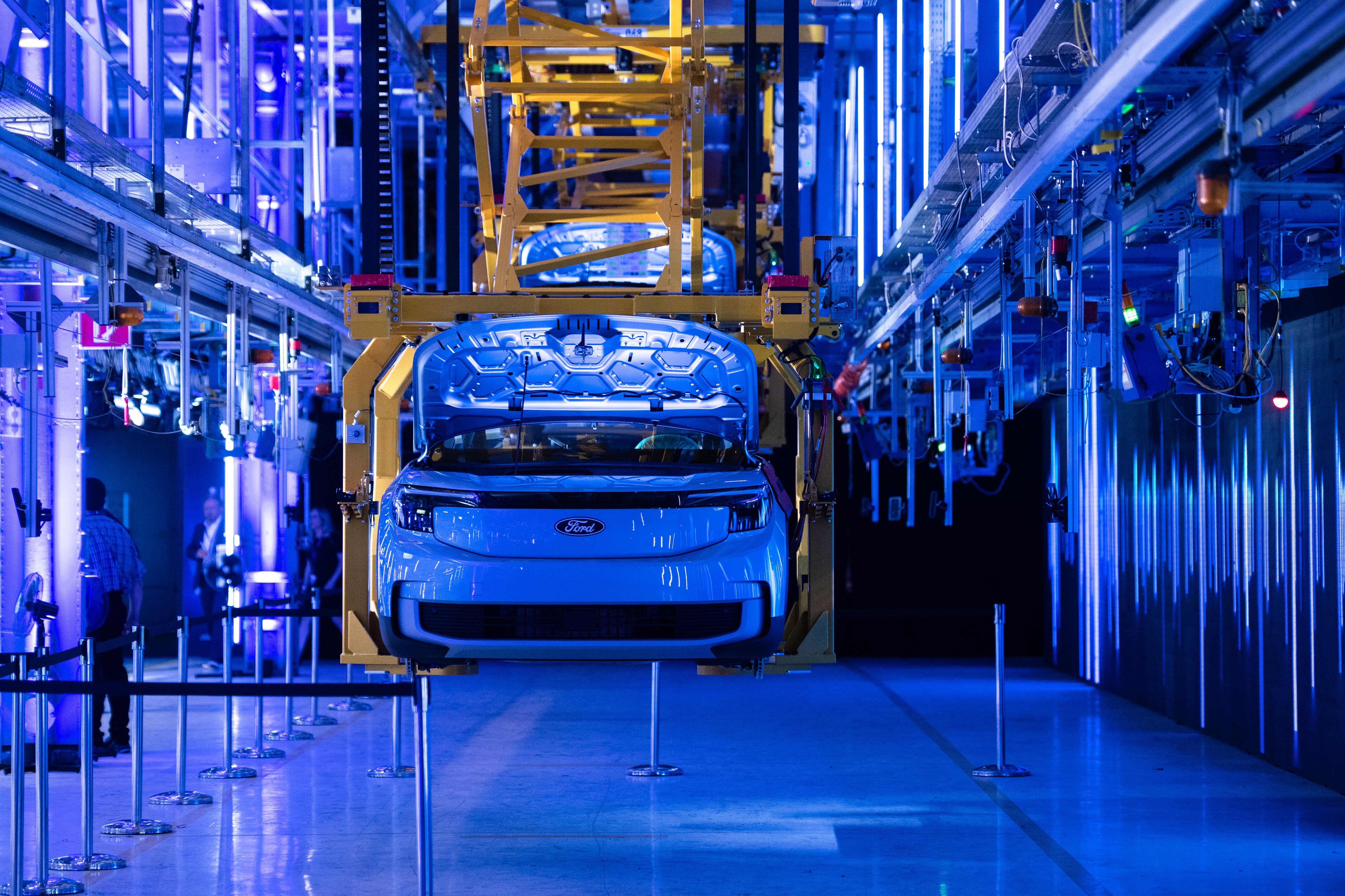Un Ford Explorer eléctrico en la ceremonia de apertura del centro de producción de coches eléctricos de Ford en la localidad alemana de Colonia, en junio de 2023.