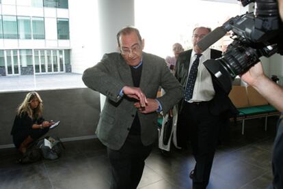 El acusado, ayer en un pasillo de la sede de Audiencia de Alicante en Elche.