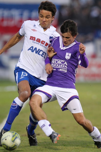 Adrián Luna (derecha) pugna por la pelota en un partido del campeonato uruguayo.