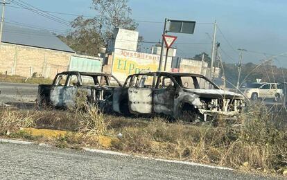 Autos calcinados por un enfrentamiento entre criminales sobre la carretera a Tuxtla Gutiérrez y Ocozocoautla, en Chiapas, el 25 de marzo del 2024.