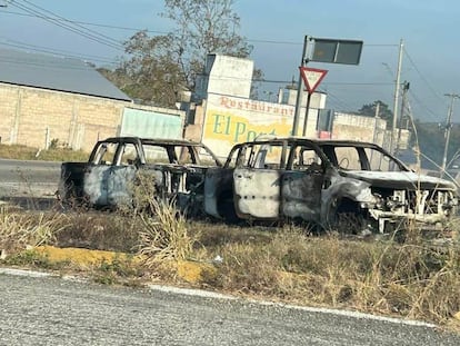 Autos calcinados por un enfrentamiento entre criminales sobre la carretera a Tuxtla Gutiérrez y Ocozocoautla, en Chiapas, el 25 de marzo del 2024.