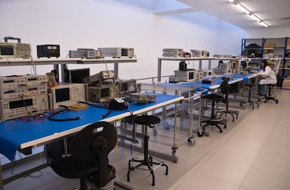 Laboratorio de Radiofrecuencia y Microondas. Provistos con analizadores de redes, de espectro, de figura de ruido, osciloscopios, generadores de señal, kits de calibración específicos, fuentes de alimentación, etcétera.