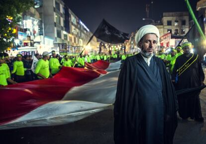 El ayatolá Habib al Tofi, delante de sus seguidores y una gran bandera iraquí. “Ser chií supone ser militante”, dice.