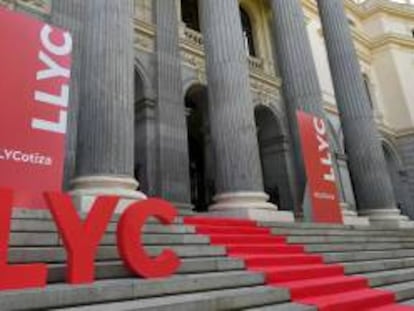 El palacio de la Bolsa decorado con el logo de LLYC el pasado 22 de julio.