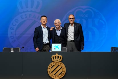 El nuevo propietario del RCD Espanyol, Alan Pace (medio) , acompañado por el consejero delegado Mao Ye, y el consejero Antonio Dávila