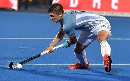 Gonzalo Peillat ejecuta un penalti córner en el Argentina-España.