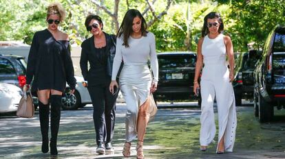 Kris Jenner, la segunda a la izquierda, con sus hijas Kourtney, Kim y Khloe Kardashian.