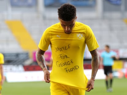 Sancho celebra uno de sus goles frente al Paderborn luciendo un mensaje de protesta por la muerte de George Floyd.