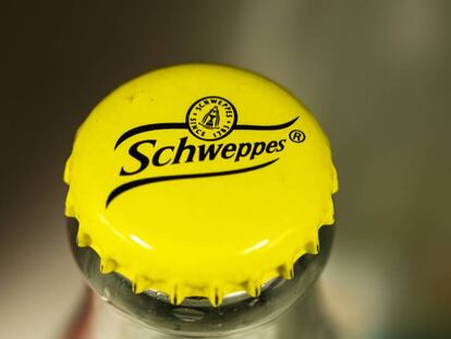 Imagen de una botella de tónica Schweppes.