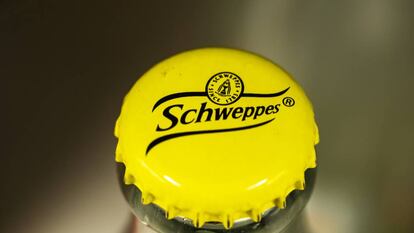 Imagen de una botella de tónica Schweppes.