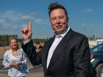 Elon Musk visita la obra de la Giga Fábrica Tesla, en Alemania, en 2020.