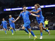Julián Alvarez (izquierda) celebra con Marcos Llorente el 1-1 ante el Tottenham.