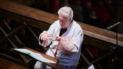 Aurelio Sagaseta dirige un concierto en la catedral de Pamplona durante el pasado 29 de noviembre.