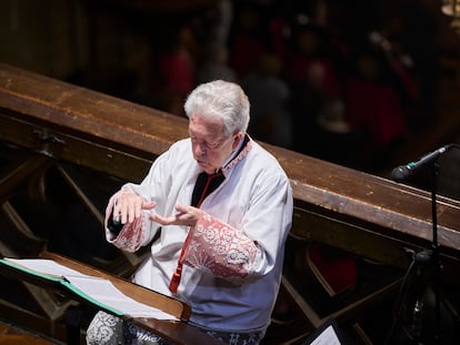 Aurelio Sagaseta dirige un concierto en la catedral de Pamplona durante el pasado 29 de noviembre.