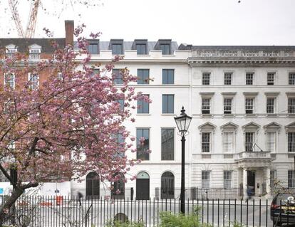 Edificio del n&uacute;mero 6 de Sant James Square, adquirido por Amancio Ortega