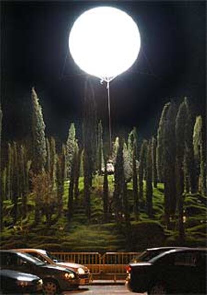El &#39;Bosque de los Ausentes&#39; luce un globo que asemeja una luna llena.