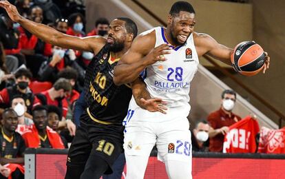 Yabusele se lleva el balón ante Will Thomas. Getty