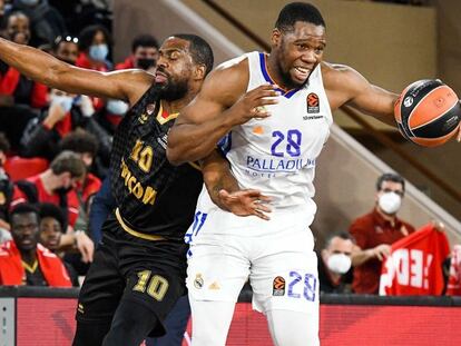 Yabusele se lleva el balón ante Will Thomas. Getty