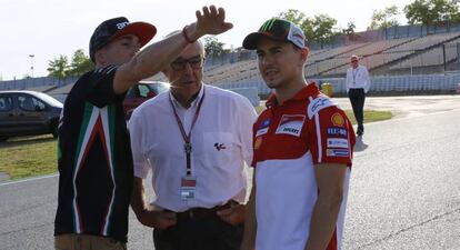 Aleix Espargaró, Carmelo Ezpeleta y Jorge Lorenzo estudian el circuito de Montmeló este mes de junio.