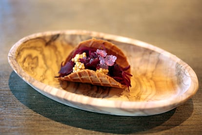 Taco de almorta, relleno de remolacha cocinada en una masa muerta de harinas conquenses, con esféricos de cebolla roja y mostaza encurtida.