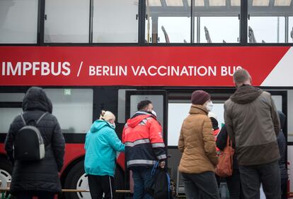 Varias personas esperan frente a un punto de vacunación en Berlín (Alemania), el 17 de noviembre.