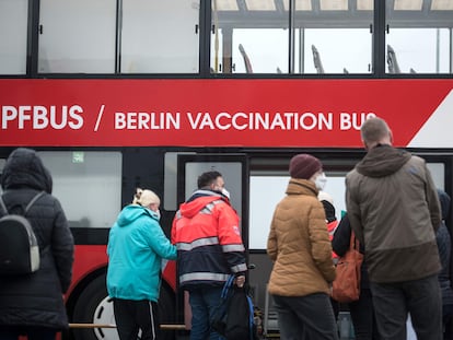 Varias personas esperan frente a un punto de vacunación en Berlín (Alemania), el 17 de noviembre.