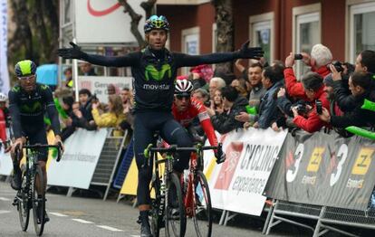 Valverde celebra su triunfo al esprint en Olot.
