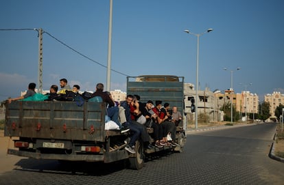 Un camión cargado con palestinos que huyen de sus casas ante la amenaza israelí se dirige al sur de la franja de Gaza, el pasado día 14.