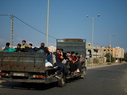 Un camión cargado con palestinos que huyen de sus casas ante la amenaza israelí se dirige al sur de la franja de Gaza, el pasado día 14.