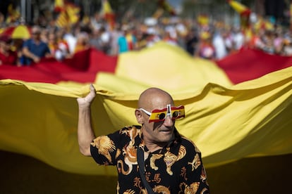 Un manifestante sujeta una bandera española, este domingo en Barcelona.