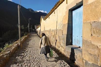 El pueblo de Ollantaytambo, ubicado en el valle de Urubamba, a 2.792 metros de altitud, es uno de los vestigios que aún guardan el aspecto de la arquitectura del imperio inca. En la imagen, una aldeana pasea por la calle Alta, que forma parte del Qhapaq Ñan, el camino real incaico.