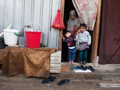 Malak Akram, con sus hijos en su casa en un campo de refugiados.