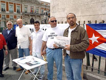 Miembros de la plataforma Cuba, Democracia Ya recogen firmas en la Puerta del Sol de Madrid.