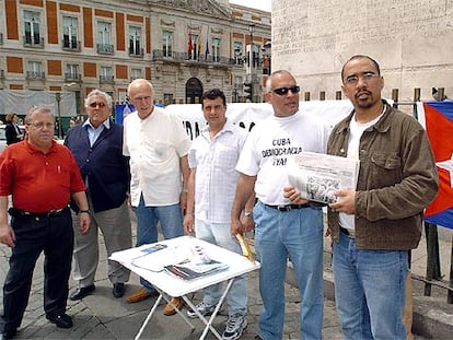 Miembros de la plataforma Cuba, Democracia Ya recogen firmas en la Puerta del Sol de Madrid.