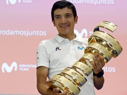 Richard Carapaz, con el trofeo de ganador del Giro