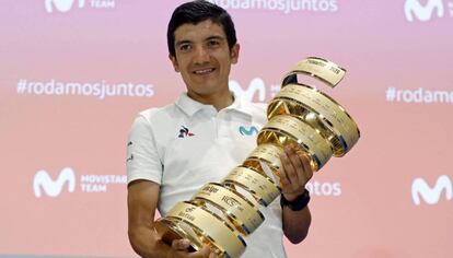 Richard Carapaz, con el trofeo de ganador del Giro