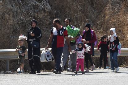 Una familia del sur del Líbano camina con sus pertenencias por la carretera de Damour en dirección a Beirut, la capital, este martes.