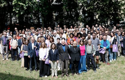 La directora del Teatre Nacional de Catalunya (TNC), Carme Portaceli (i), junto a algunas de las compañías, durante la presentación de la nueva temporada 2025/2026 del teatro público catalán.