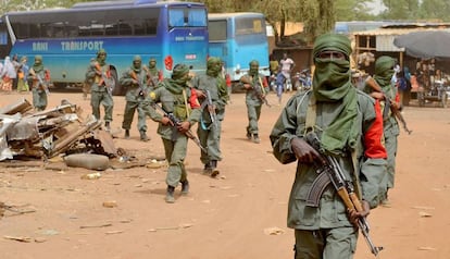 Soldados malienses y exrebeldes realizan patrullas conjuntas en Gao (Mal&iacute;), el pasado 23 de febrero.