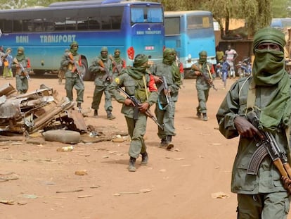 Soldados malienses y exrebeldes realizan patrullas conjuntas en Gao (Mal&iacute;), el pasado 23 de febrero.