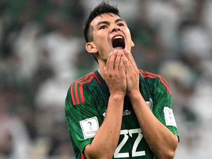 Hirving Lozano se lamenta tras quedar fuera del Mundial de Qatar.