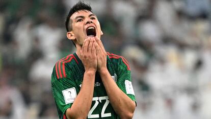 Hirving Lozano se lamenta tras quedar fuera del Mundial de Qatar.