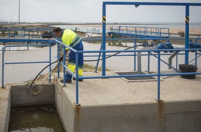 Un operario en la depuradora de Barbate (Cádiz), una de las que no cumple con las normas europeas. 