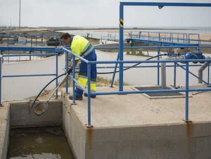 Un operario en la depuradora de Barbate (Cádiz), una de las que no cumple con las normas europeas.